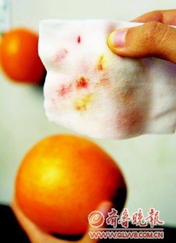 济南出现“染色橙子” 一擦便掉色(图)。