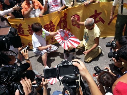 香港保钓人士焚烧日本军旗。图片来源：香港电台网站